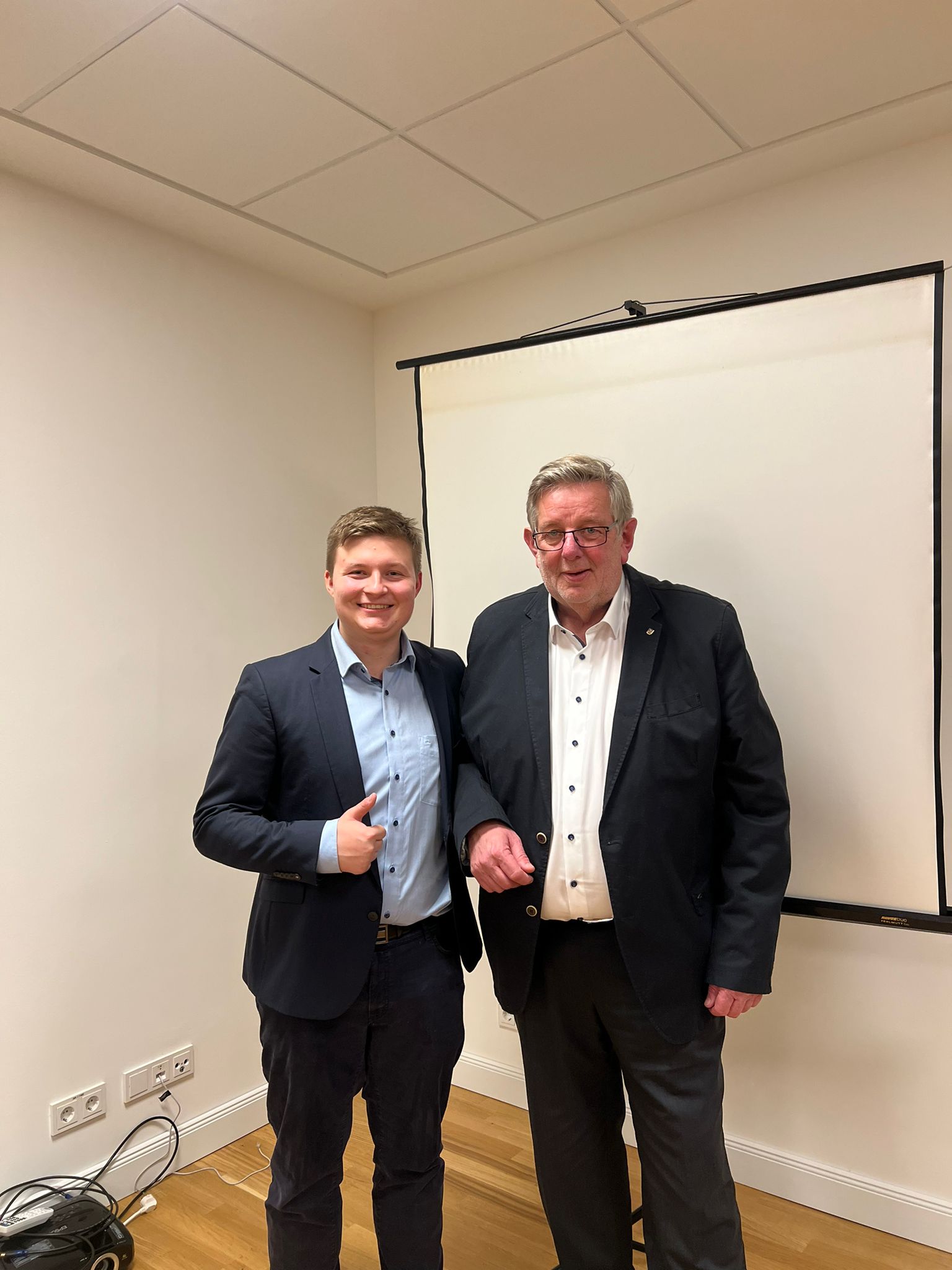 Kreisvorsitzender Bartosz Piotrowski gemeinsam mit dem Fraktionsvorsitzenden der Kreistagsfraktion Carsten-Peter Brodersen